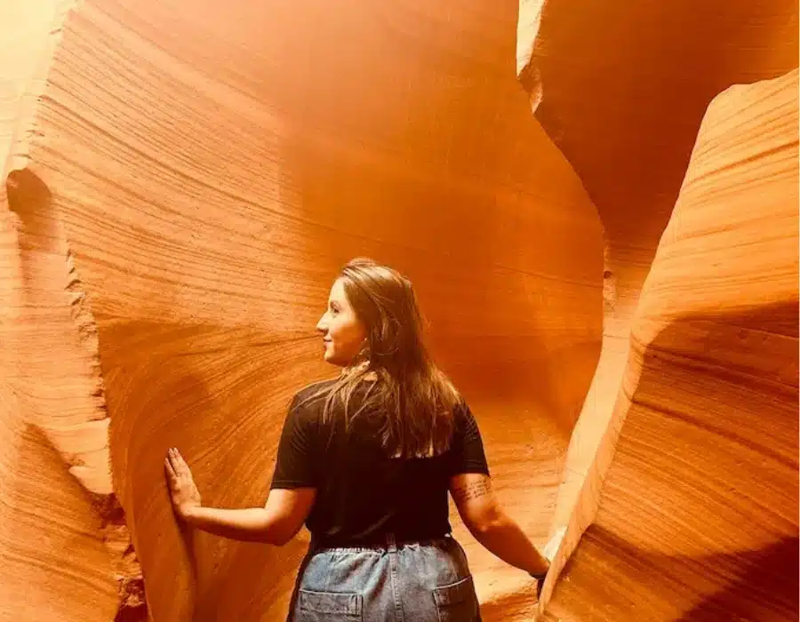 Viajante observando paisagem com mochila